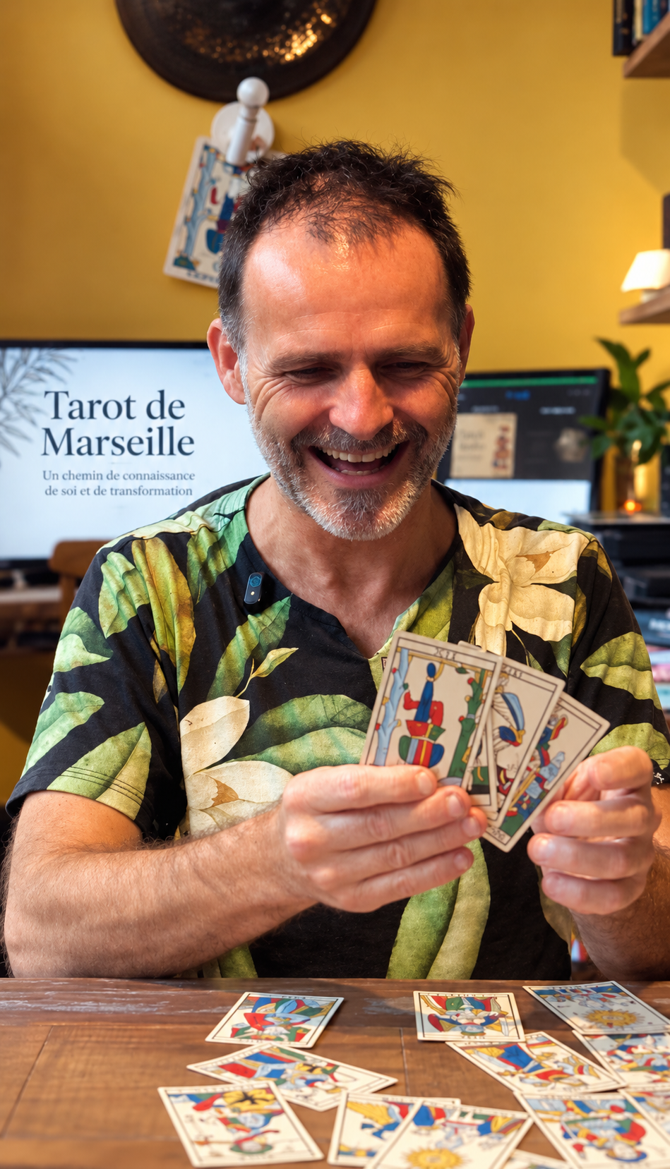 Mickaël Jan avec les cartes du Tarot de Marseille